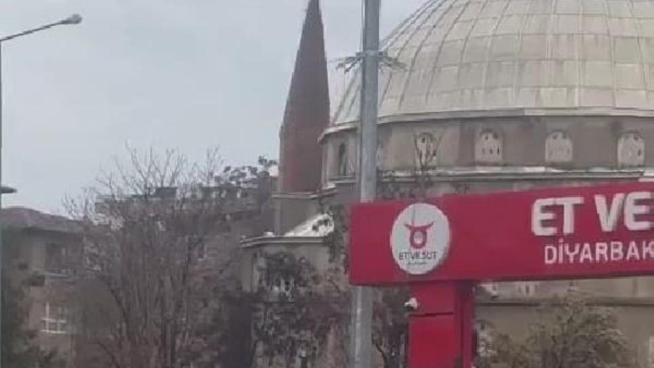 Depremde hasar gören minare kontrollü yıkıldı
