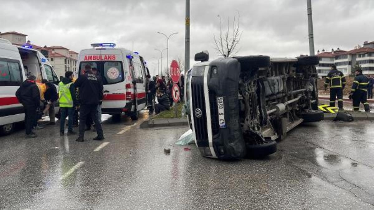 Minibüs, işçi servisiyle çarpıştı: 7 yaralı