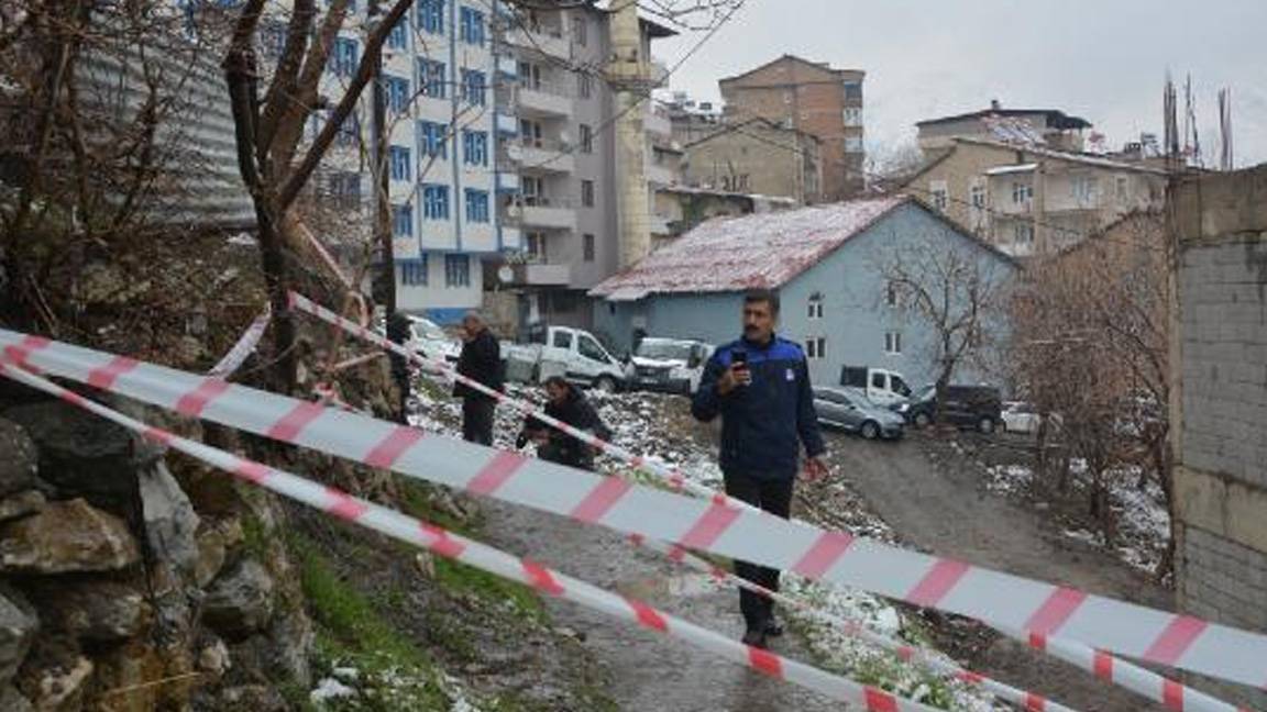 Hakkari'de toprak kayması sonucu istinat duvarı çöktü; 3 ev tahliye edildi