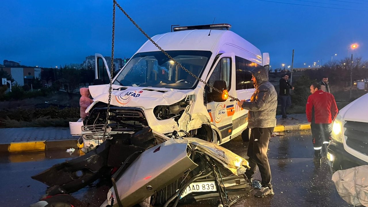 Deprem bölgesine giden AFAD aracı kaza yaptı: 1 ölü, 9 yaralı
