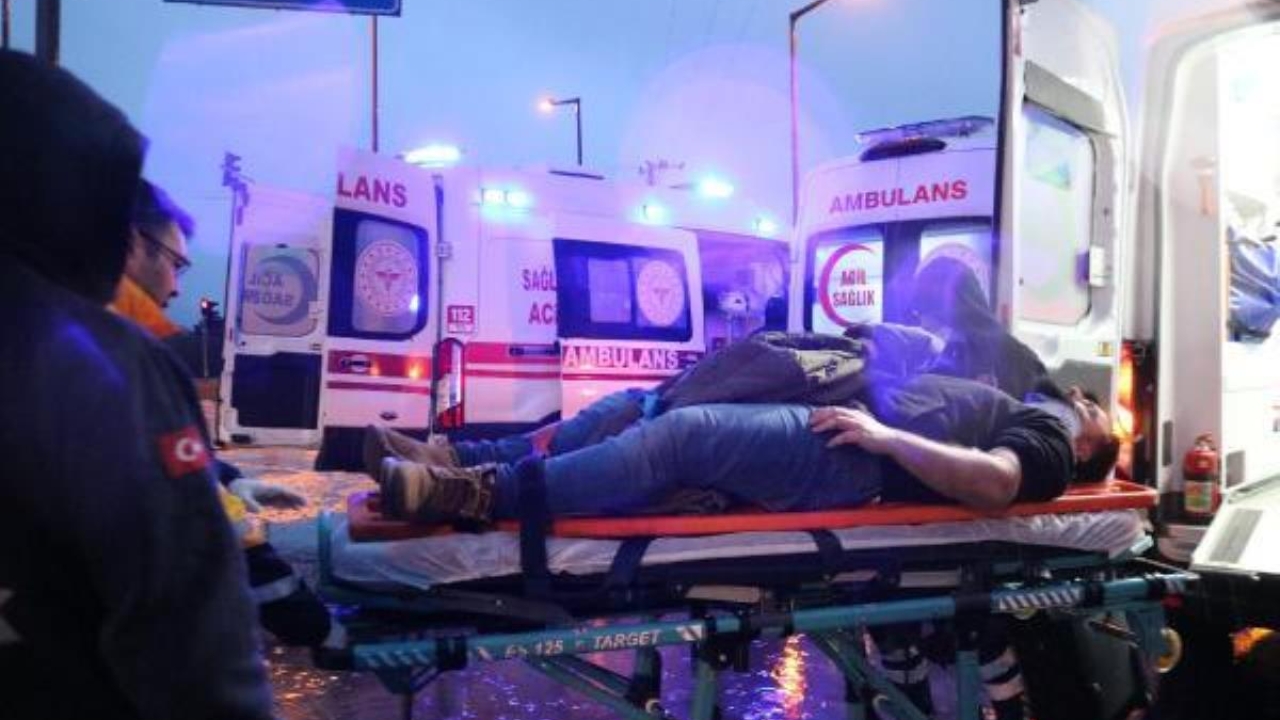 AFAD'ın minibüsü ile çarpışan otomobil ikiye bölündü: 1 ölü, 9 yaralı