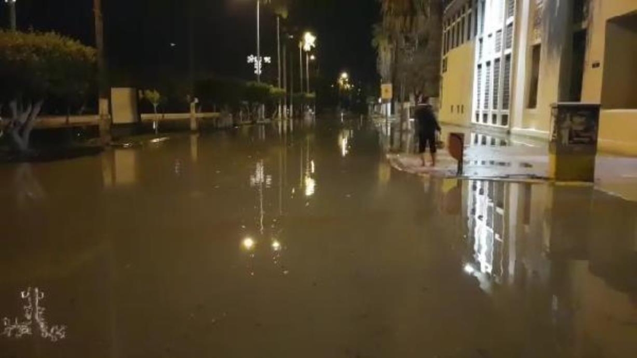İskenderun'da denizin yükselmesi sonucu su baskını