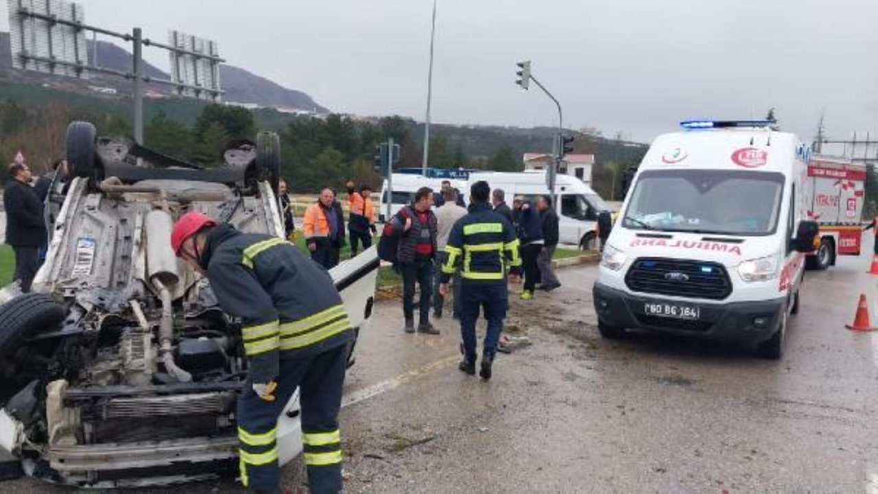 Hafif ticari araç, kamyona çarpıp devrildi: 1 ölü, 2 yaralı