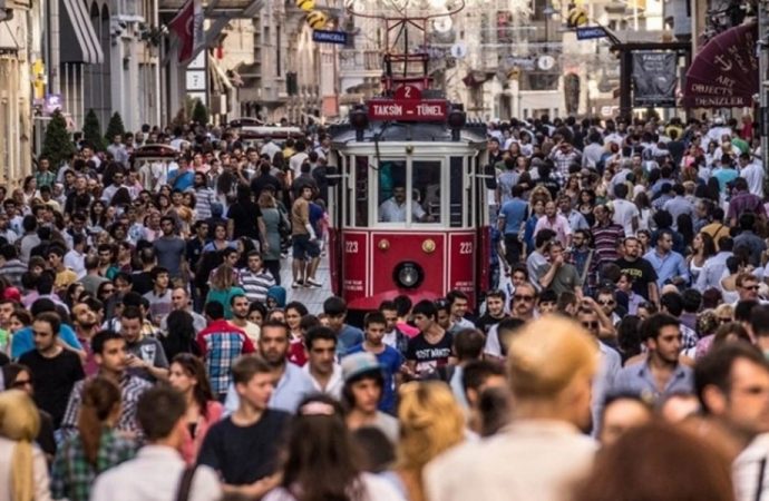Türkiye'de en az din adamları ve siyasetçilere; en çok bilim insanlarına güveniliyor