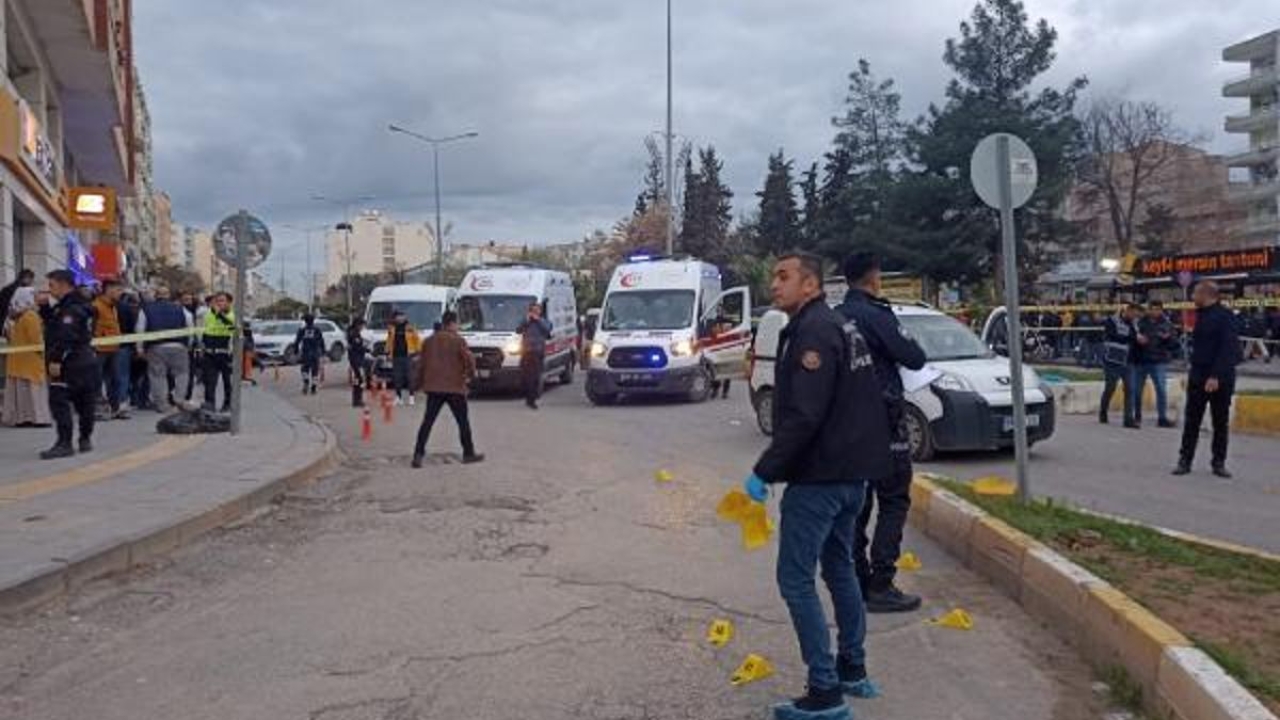 Mardin'de kırmızı ışıkta bekleyen hafif ticari araca silahlı saldırı: 2 ölü, 1 yaralı