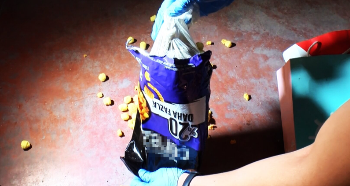 Cips paketine uyuşturucu gizleyen 2 kişi yakalandı