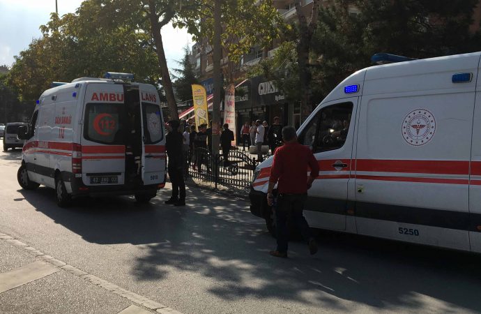 Boşanma aşamasındaki eşini ve baldızını sokak ortasında bıçakladı
