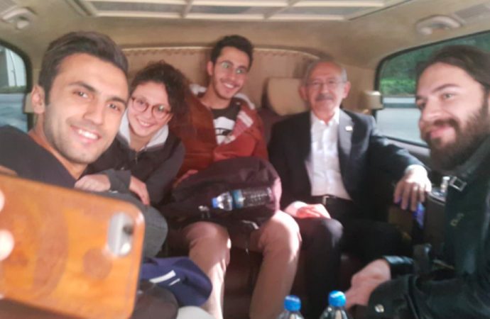 Kılıçdaroğlu otostop çeken ODTÜ’lüleri aracına aldı