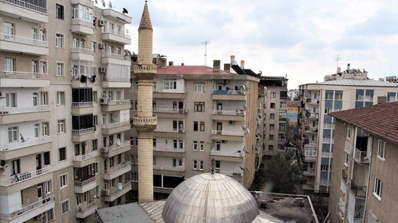 Ağır hasarlı caminin minaresi herkesi tedirgin ediyor