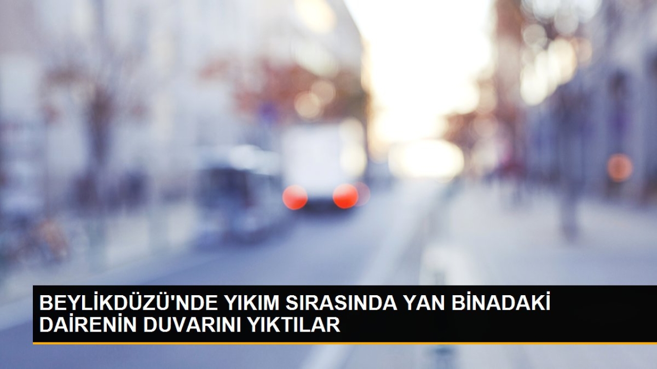 Beylikdüzü'nde yıkım sırasında yan binadaki dairenin duvarını yıktılar