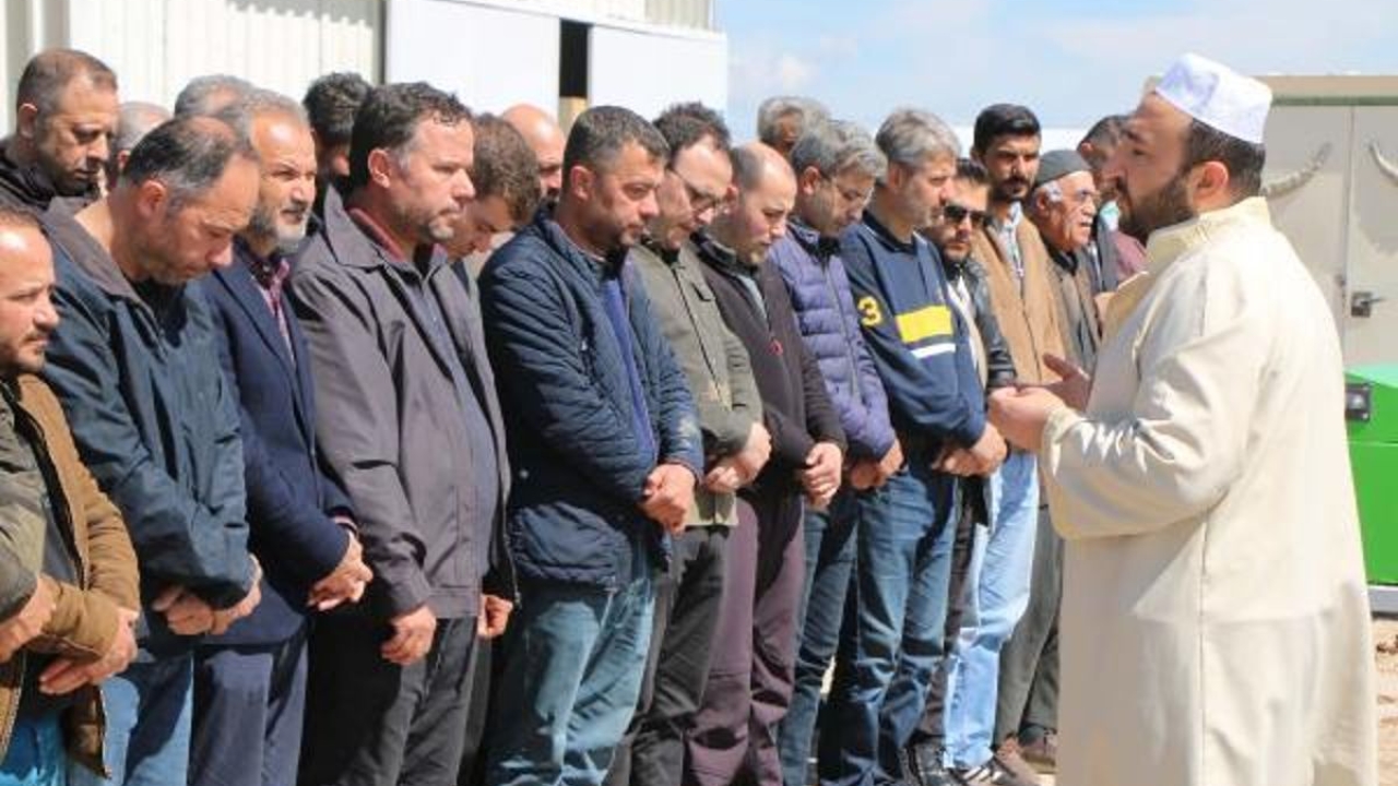 Sel faciasında hayatını kaybeden Zeynep bebek, annesinin yanında toprağa verildi