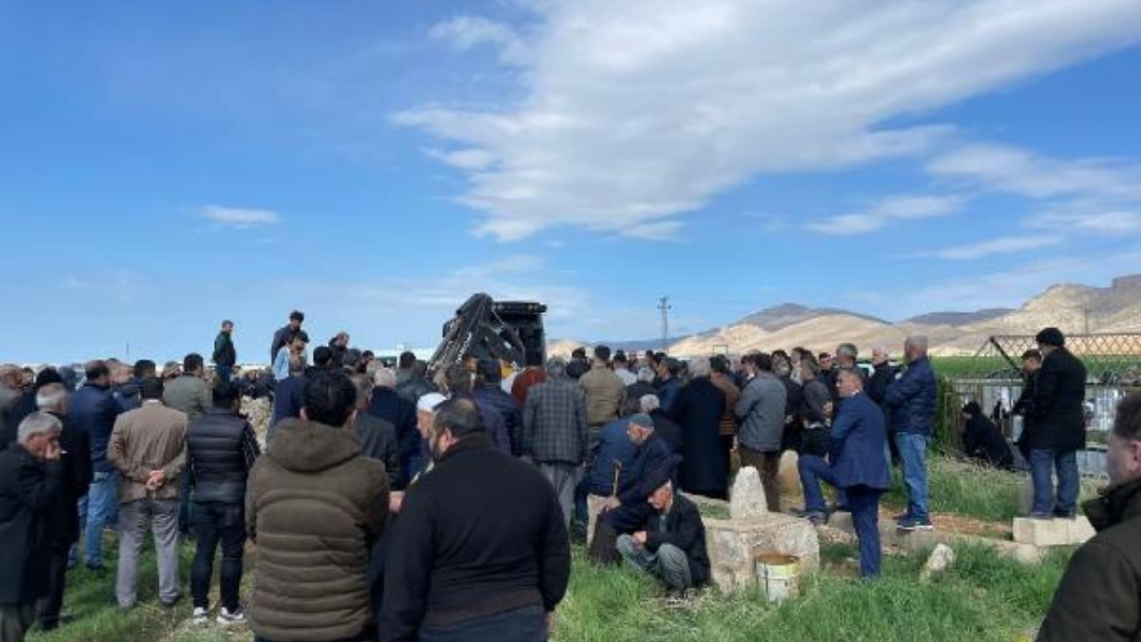 Kırmızı ışıkta beklerken silahlı saldırıda ölen kardeşler defnedildi