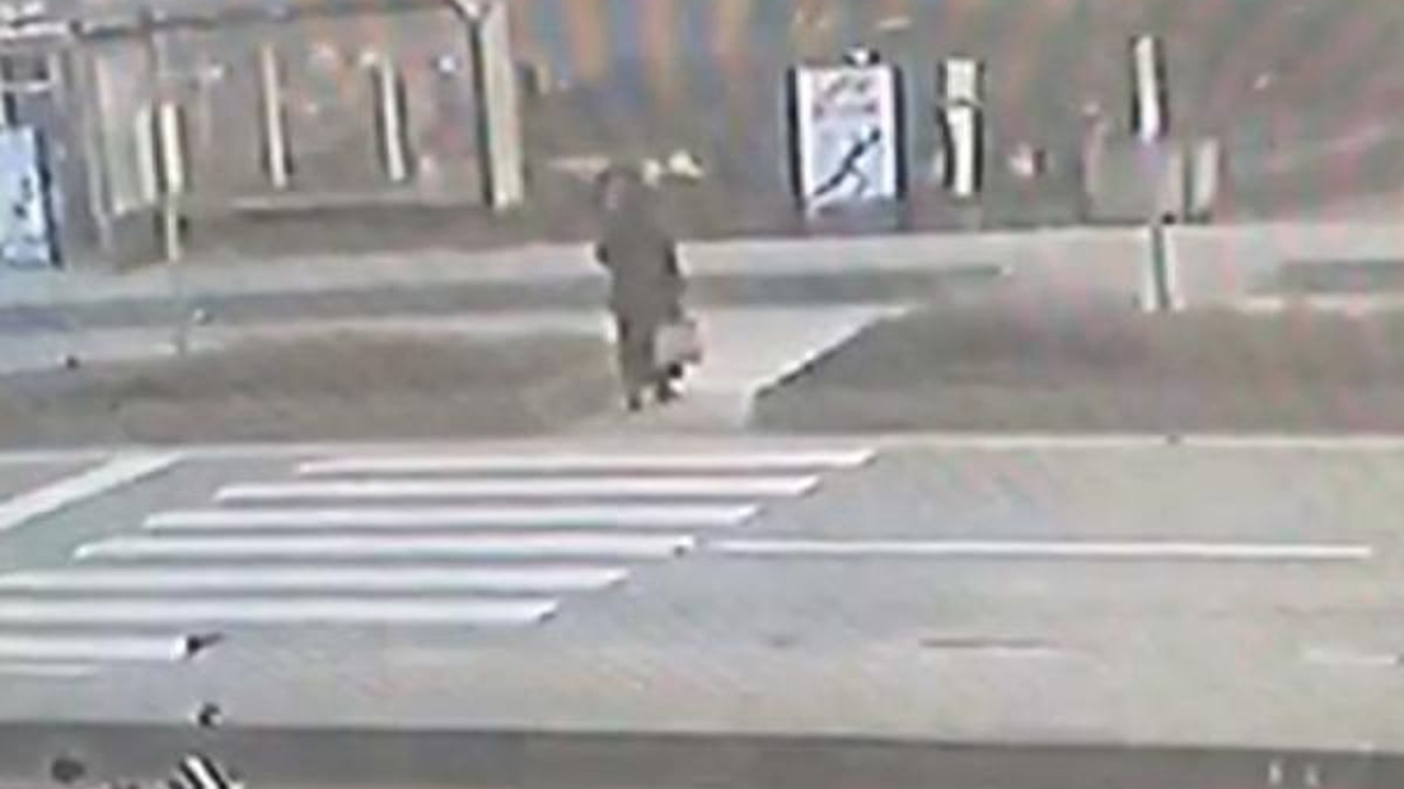 Otomobilin çarptığı kadının hayatını kaybettiği kaza anı kamerada