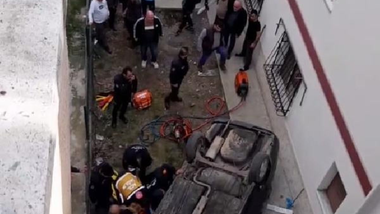 Ankara'da otomobil istinat duvarından düştü: 2 yaralı