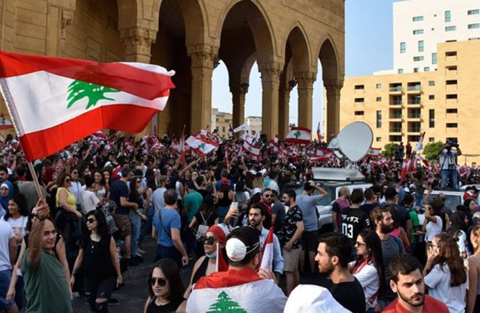 Lübnan’da direniş sonuç verdi: Başkan ve vekillerin maaşları kesiliyor…