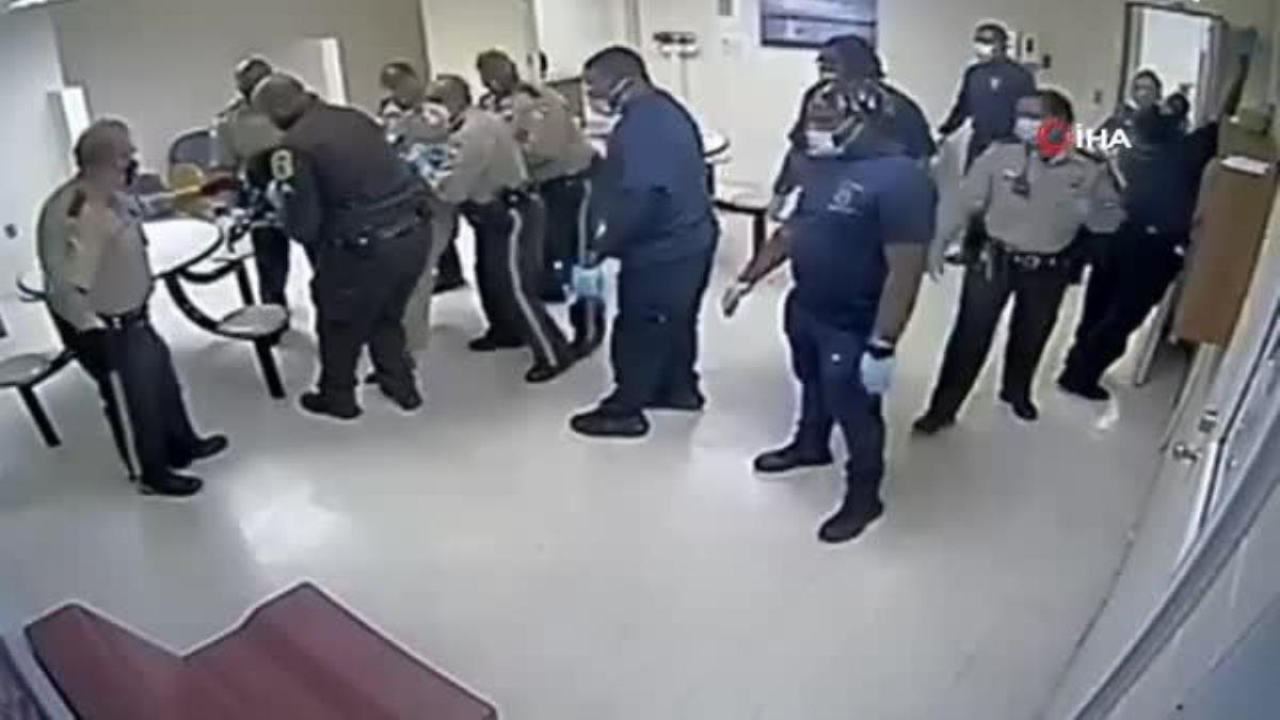 ABD'de siyahi genç gözaltında nefessiz kalarak hayatını kaybetti7 polis ve 3 hastane personeline 