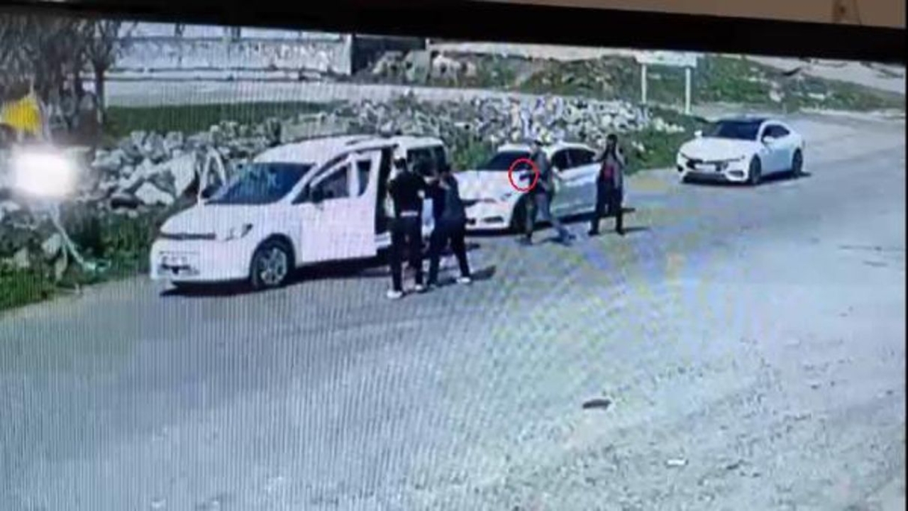 Peş peşe gelen otomobillerden inenlerin silahlı kavgası kamerada
