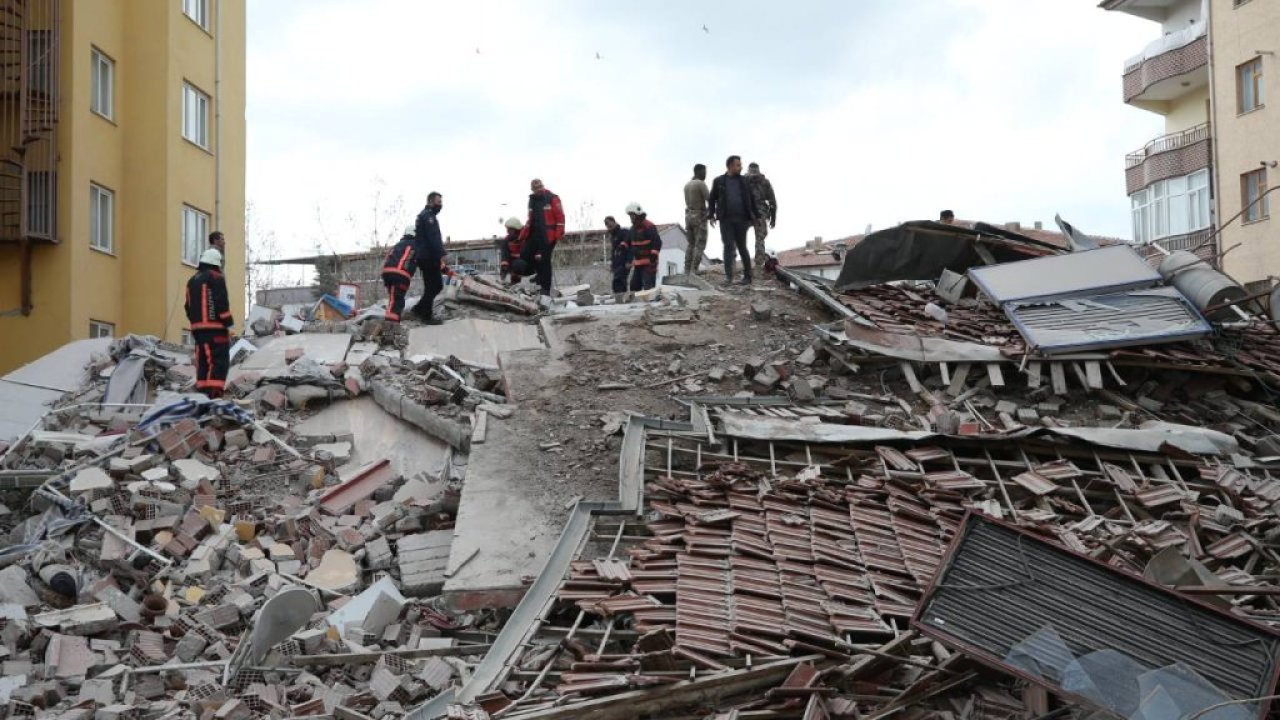 Malatya'da ağır hasarlı 5 katlı apartman çöktü