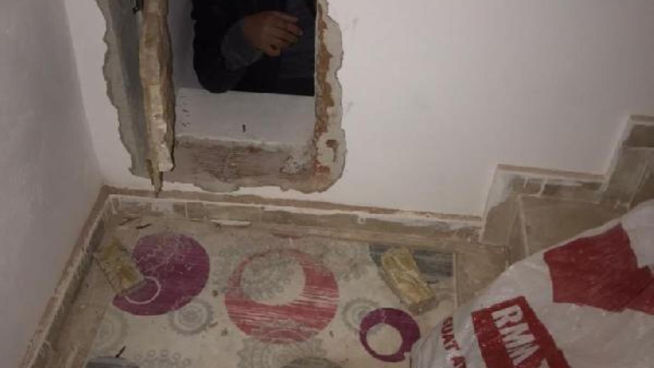 Antalya'da farklı suçlardan aranan hükümlü, duvardaki gizli bölmede yakalandı
