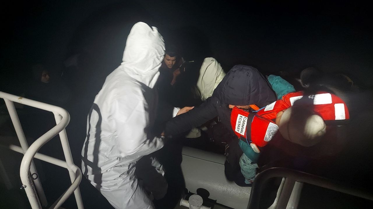 Ayvalık açıklarında 18 kaçak göçmen yakalandı