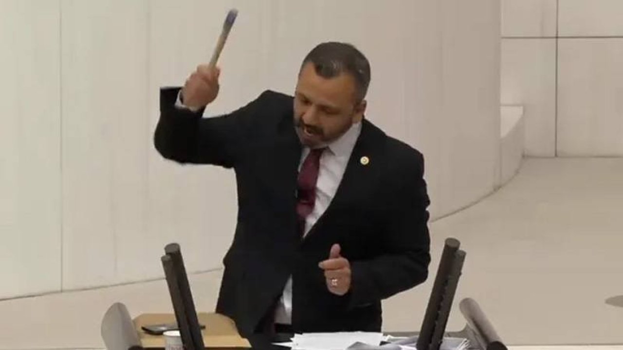 Meclis'te çekiçle cep telefonunu kıran CHP'li Burak Erbay'a 