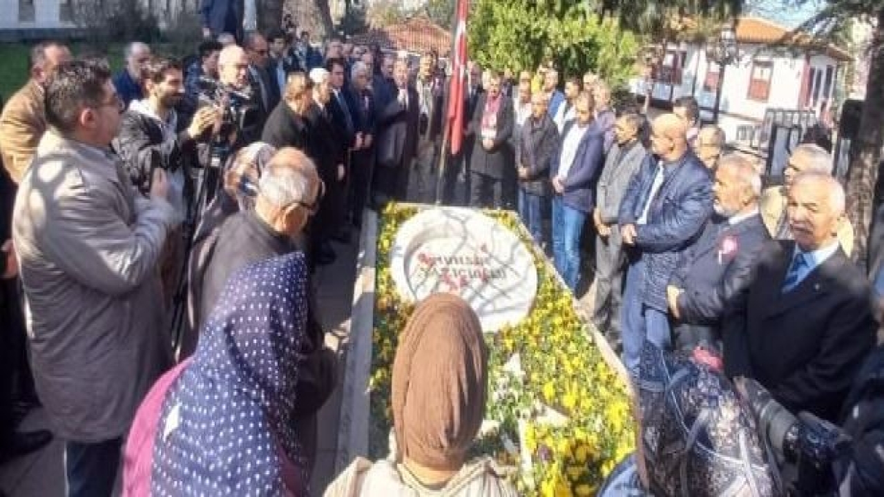 Muhsin Yazıcıoğlu kabri başında dualarla anıldı