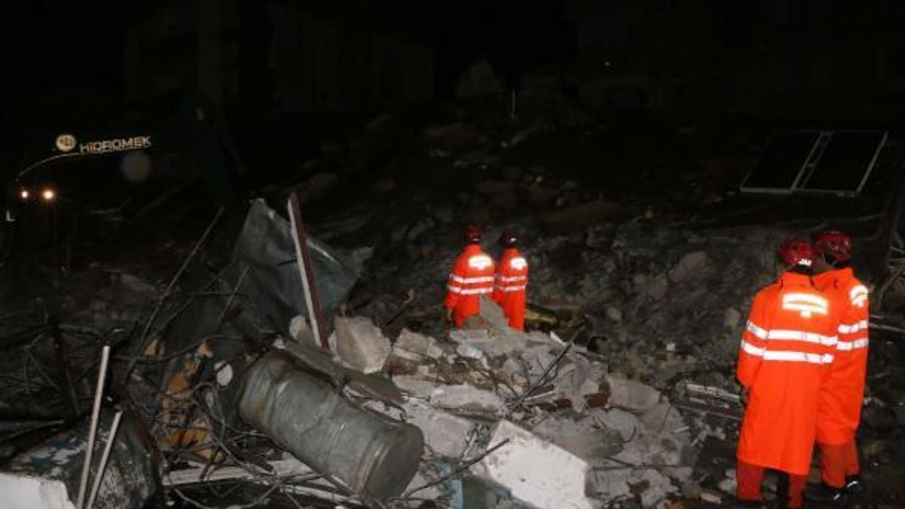 Adıyaman'da, ağır hasarlı 4 katlı bina çöktü