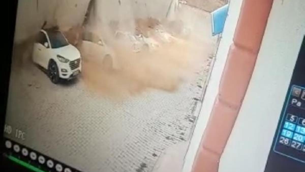Yozgat'ta istinat duvarı çöktü, 11 otomobil enkaz altında kaldı