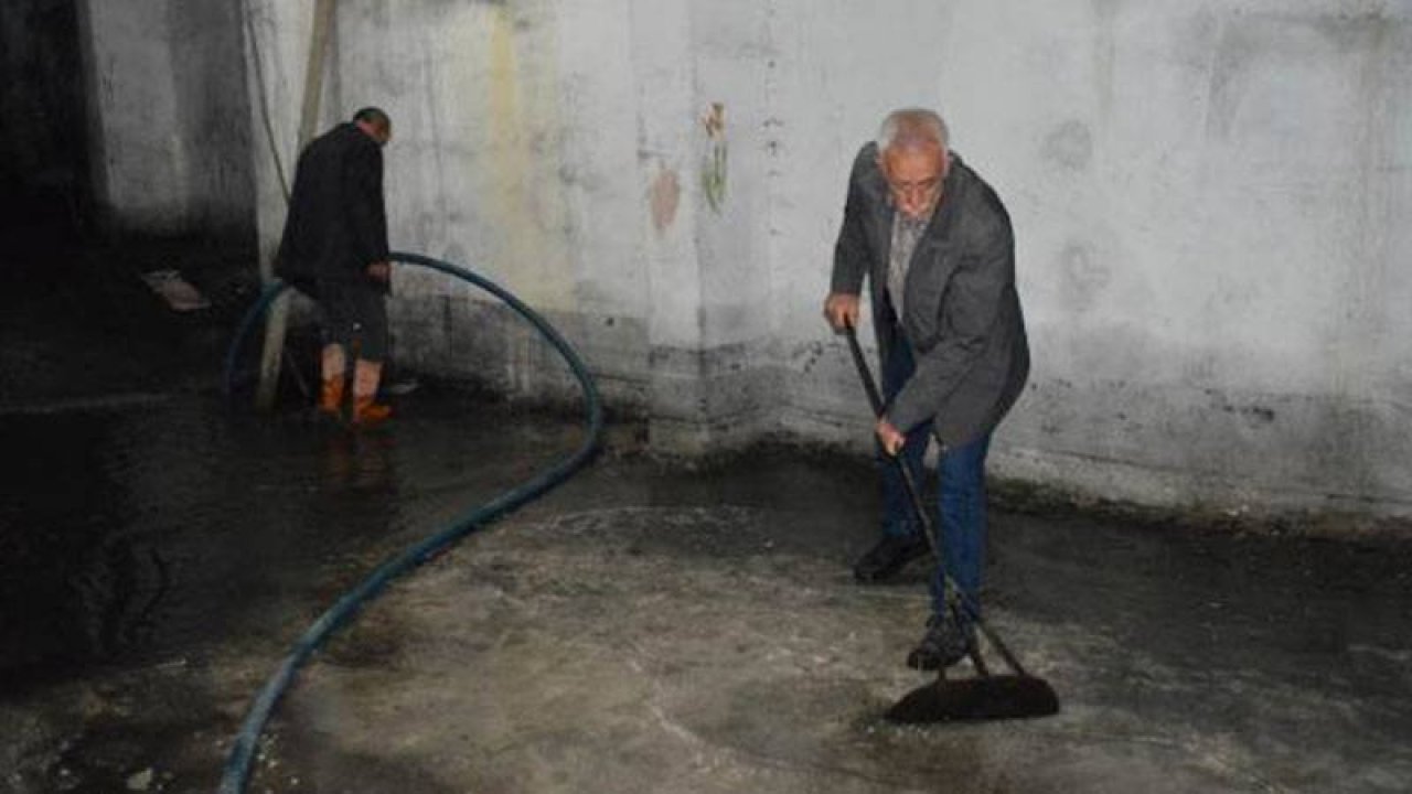 Depremin ardından apartmanın bodrumunu yer altı suyu basıyor: “24 saat su tahliyesi yapıyoruz, can güvenliğimi