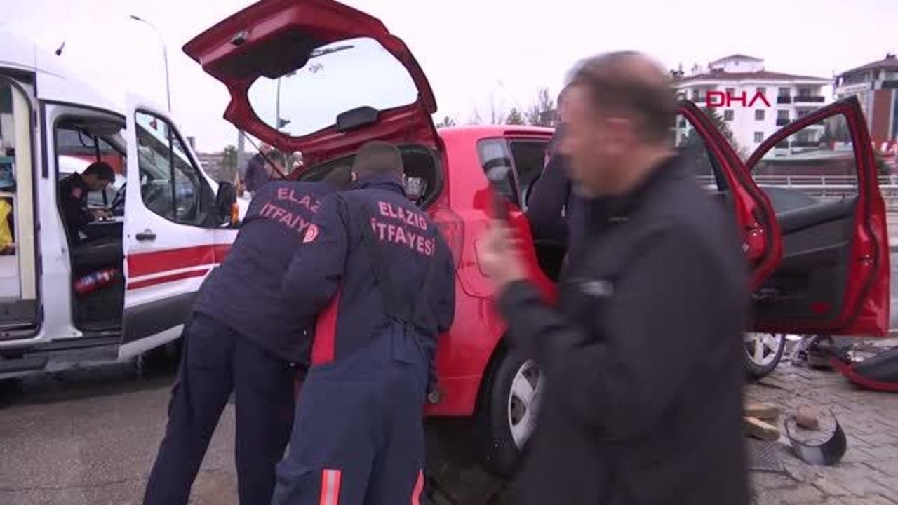 Otomobil kaldırıma çıkarak trafik levhasını devirdi 1 yaralı