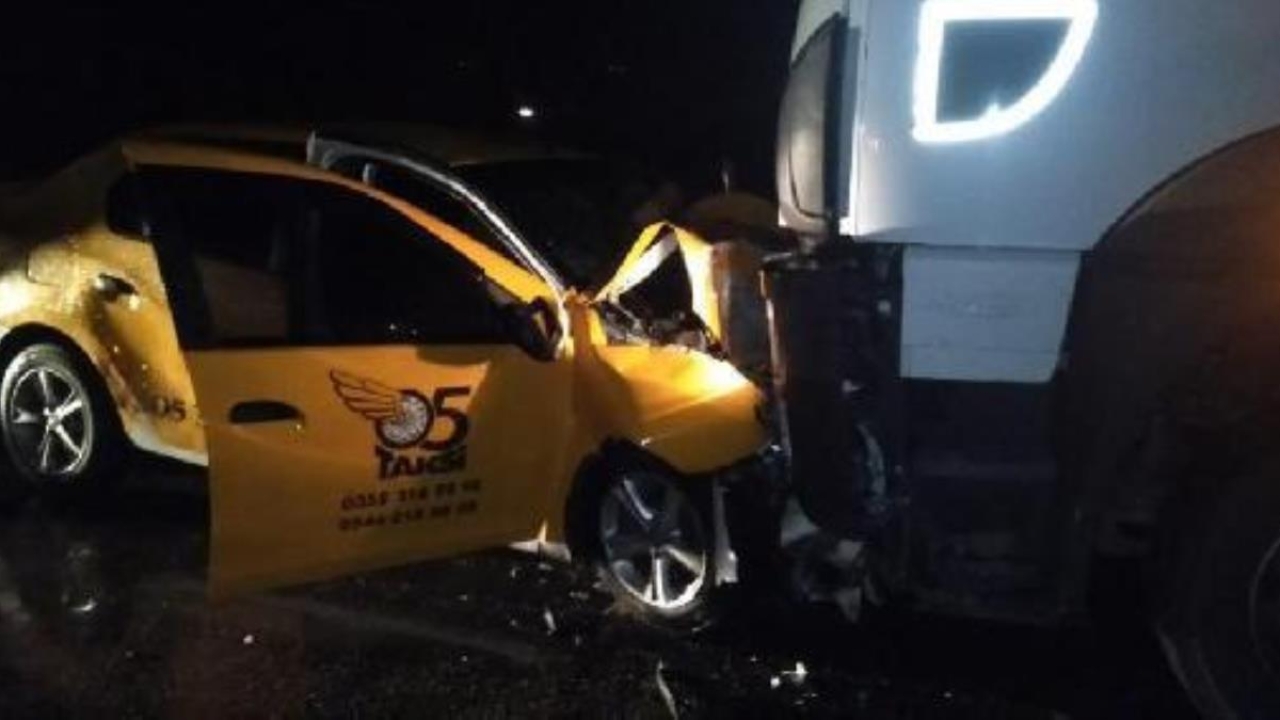 Amasya'da TIR'la çarpışan taksinin şoförü öldü, 4 yolcu yaralı