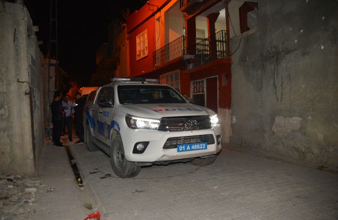 İki kişiyi yaraladı, polisten kaçarken damdan düştü