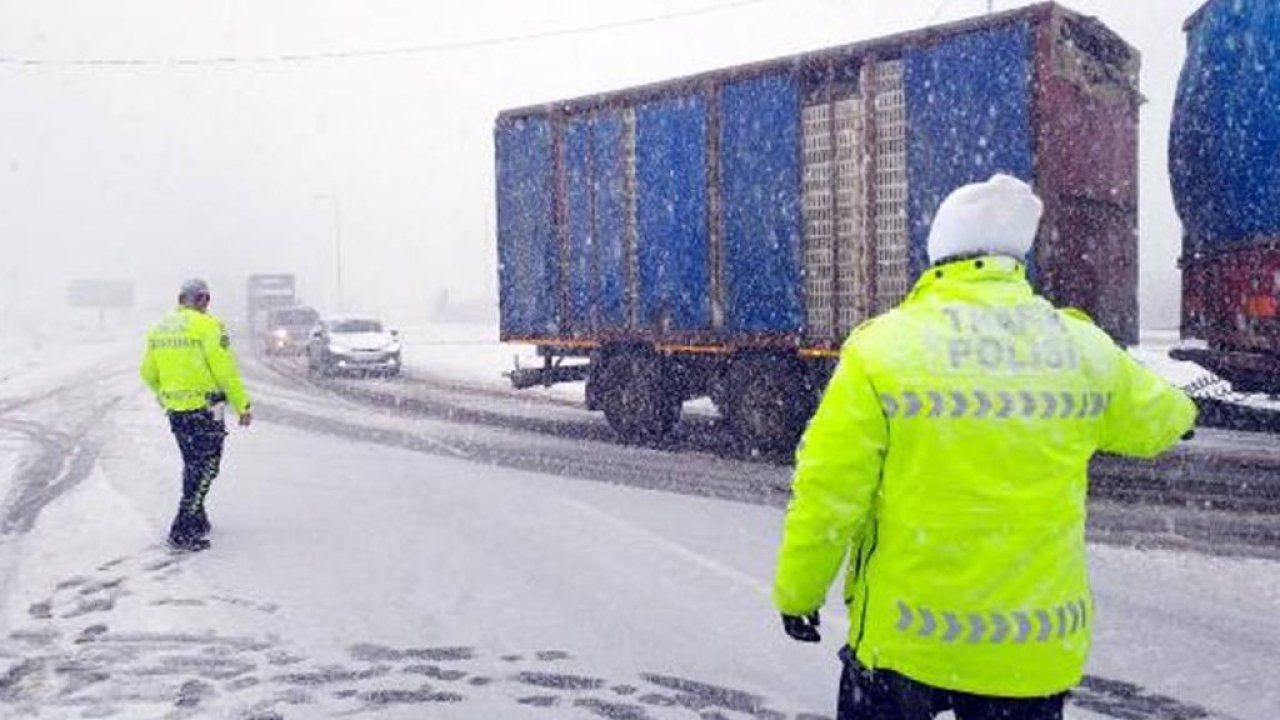 Bolu Dağı'nda kar yağışı; D-100'de TIR devrildi, yolun İstanbul istikameti trafiğe kapandı
