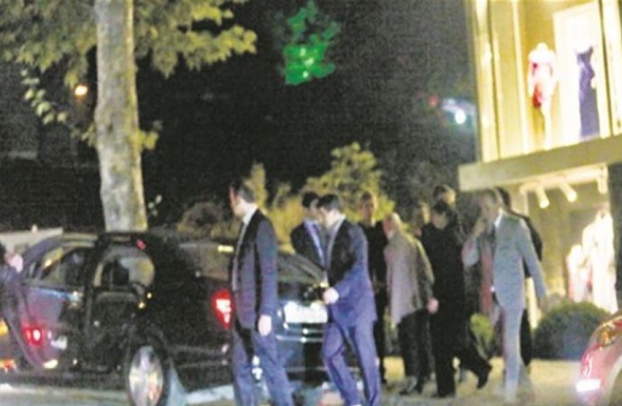 Ahmet Davutoğlu’na gece yarısı sürpriz ziyaret! Görünmemek için arka kapıdan girmişler