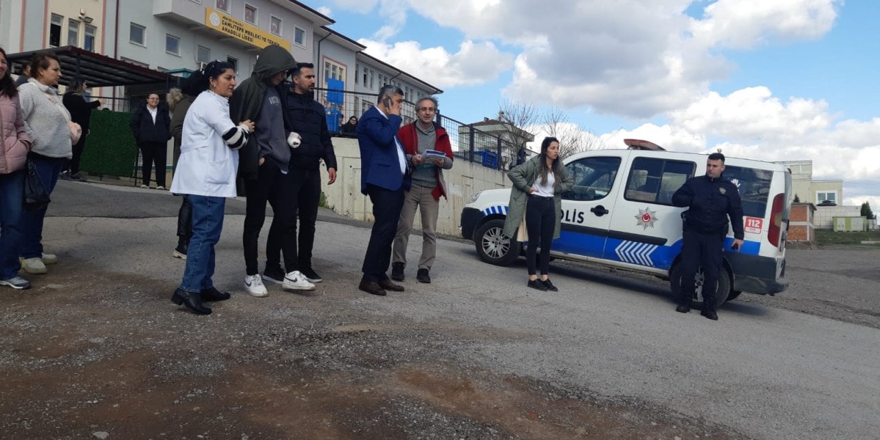 Okul çıkışı bıçaklı kavga!