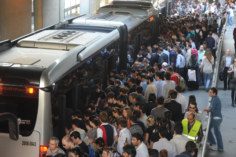 Metrobüse binmenin, metrobüste yer kapmanın püf noktaları!