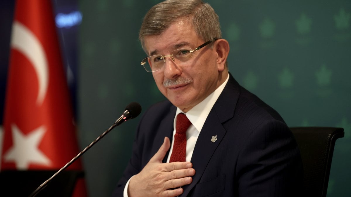 Davutoğlu: Erdoğan'ın hatalarını müslümanlığa, Bahçeli'ninkileri milliyetçiliğe bağlamayın