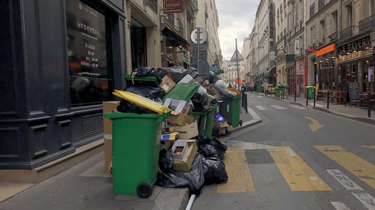 Paris'te çöp toplayıcıları 13 Nisan'da süresiz greve gidecek