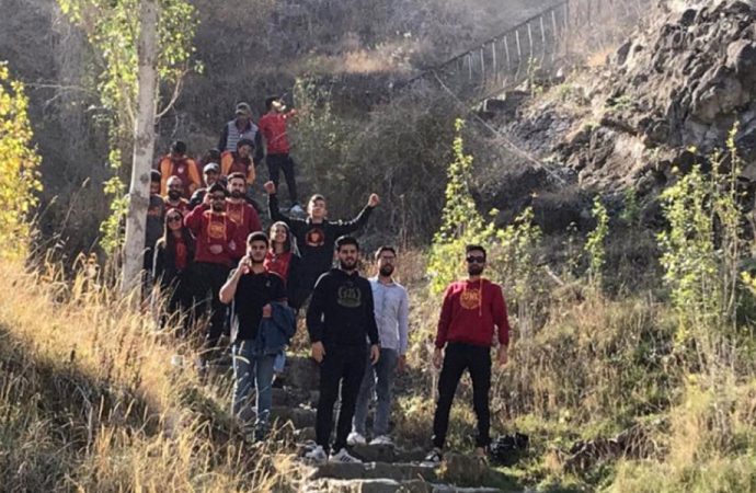 Tortum Şelalesi’ni stadyuma çevirdiler
