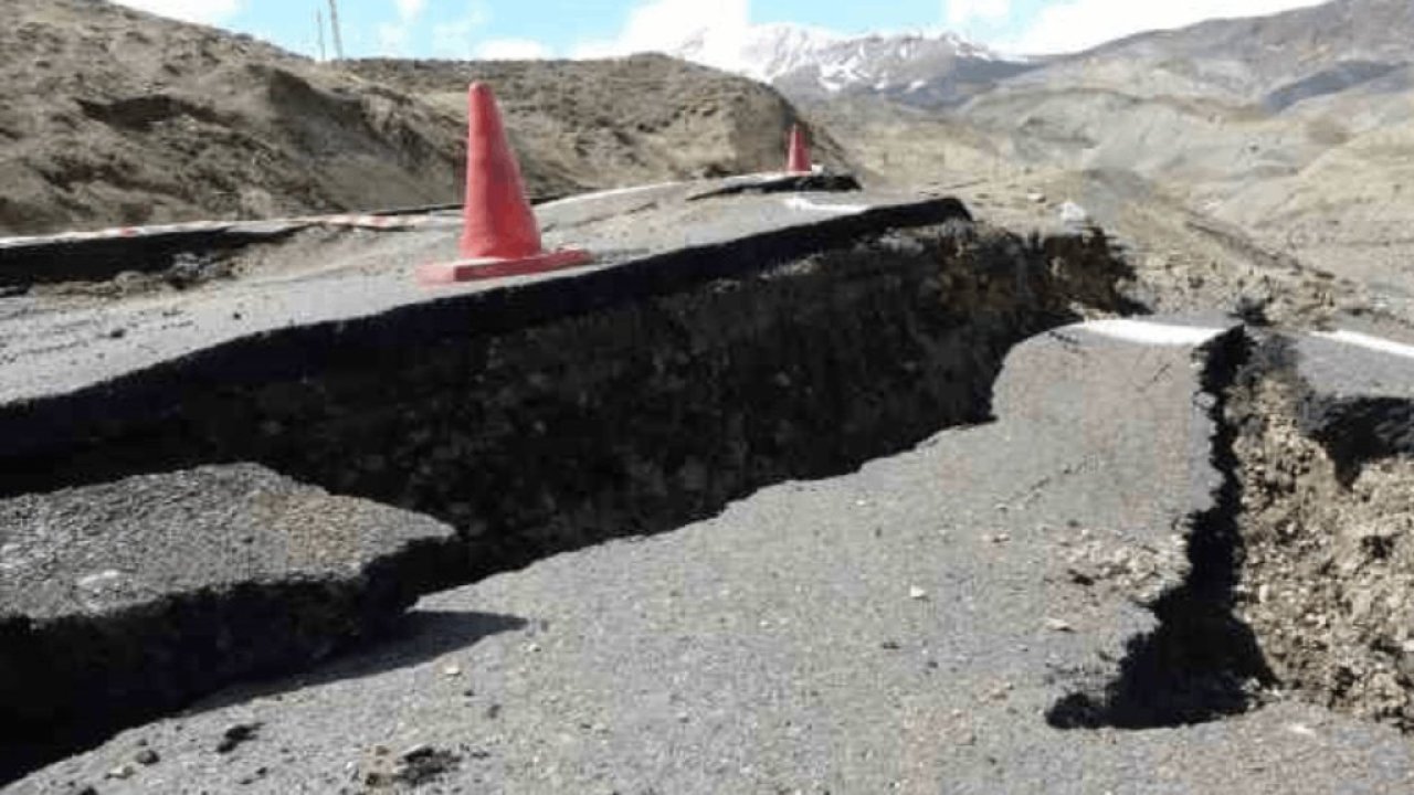 Bingöl'de heyelan: Yarıkların oluştuğu yol ulaşıma kapandı