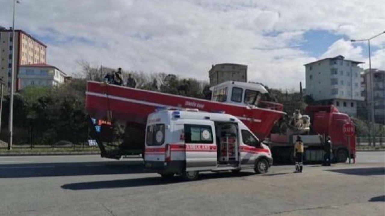 TIR'la taşınan tekne üzerinde başını üst geçide çarpan kişi yaşamını yitirdi