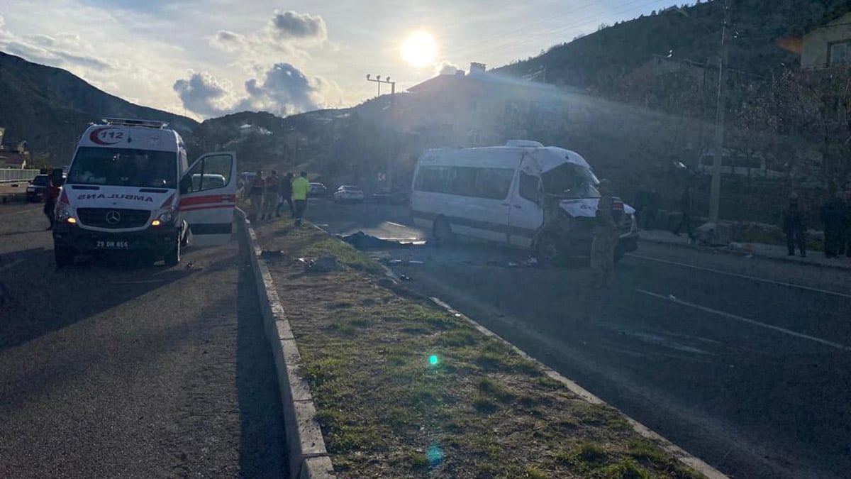 Gümüşhane'de işçi servisi kaza yaptı: Bir işçi hayatını kaybetti, 7 kişi de yaralandı