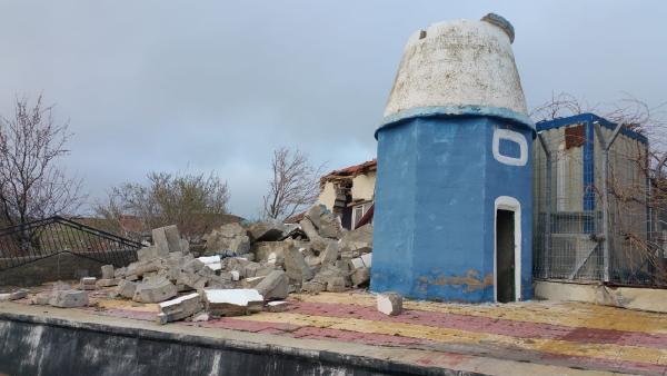 Fırtına, caminin minaresini devirdi, imam yaralandı