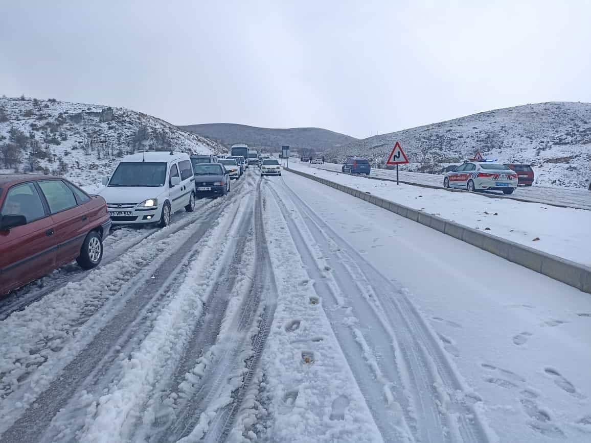 Yollar bembeyaz oldu: Afyonkarahisar'da dolu yağışı trafiği kilitledi