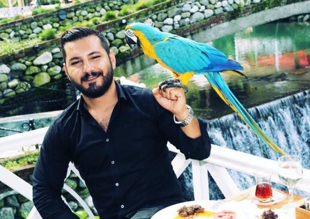 Evinin kapısında asılı bulundu
