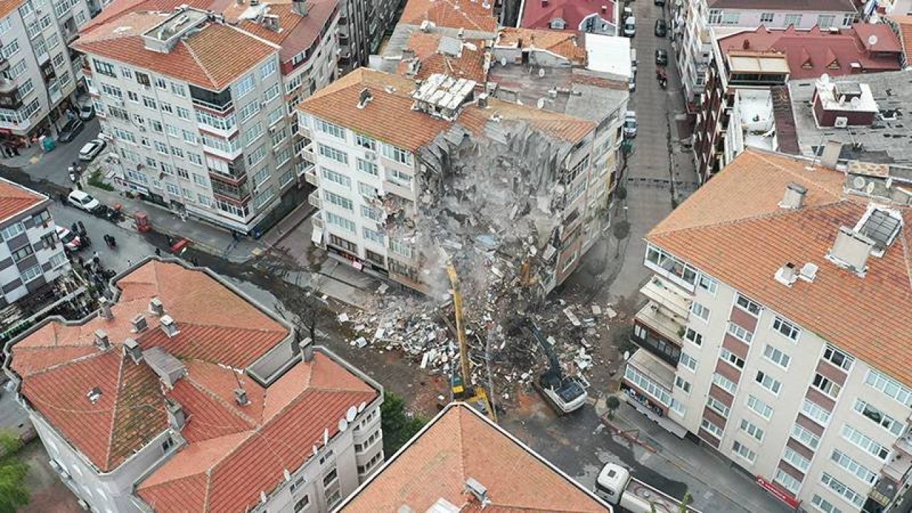 Bahçelievler'de kolonlarında çatlak tespit edilen 46 yıllık binanın yıkımına başlandı
