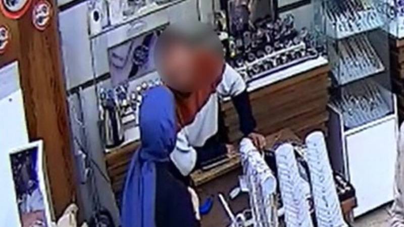 Arkadaşının çaldığı saati mağazaya geri getirdi: Saati çalan arkadaşımı dövdüm