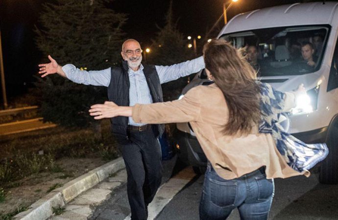 Gülen’in yeğenini yazmıştı… Ahmet Altan hakkında yakalama kararı o yazısından dolayı mı çıkarıldı?