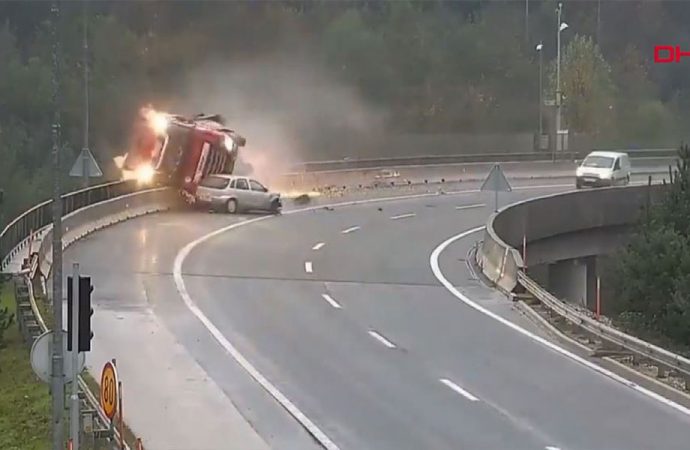 Viraja hızlı giren otomobil onlarca tonluk TIR’ı köprüden aşağıya itti!