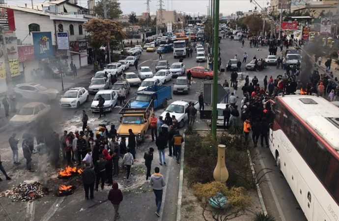 İran’da zam protestolarında eylemciler Tahran’ın giriş-çıkış yollarını kapattı! Rejim karşıtı sloganlar atılıy